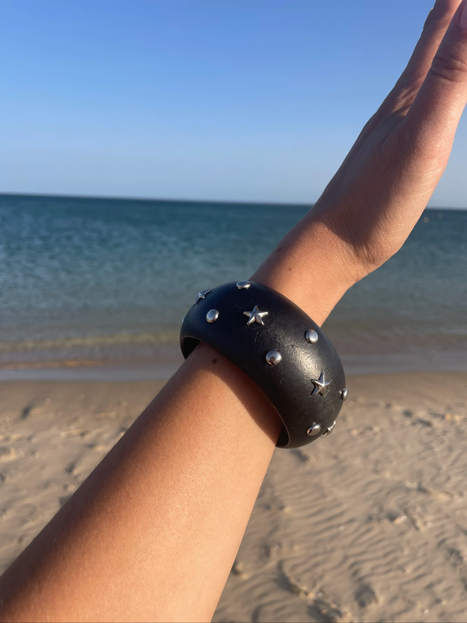Brazalete negro tachuelas  – photo 2